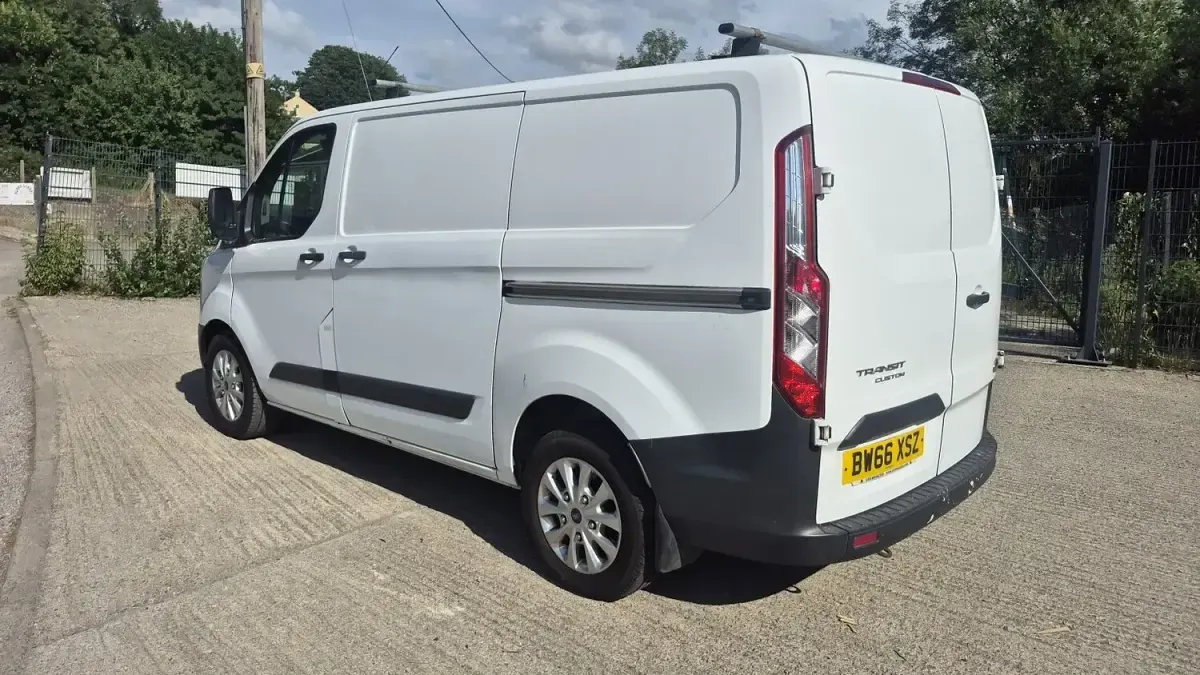 Used Ford Transit Custom 105 HP (77 kW) 2016 White Van