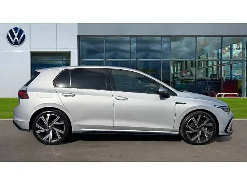 Second-hand VW Golf VIII 130 CP (95 kW) 2022