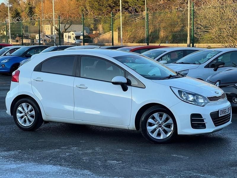 Used Kia Rio 74 HP (54 kW) 2016 White Hatchback