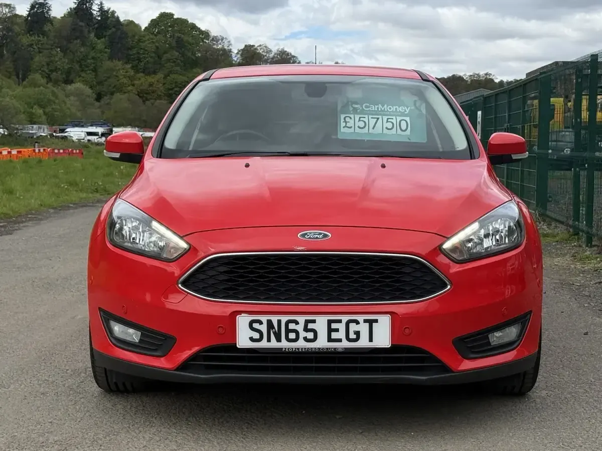 Used Ford Focus Zetec 125 HP (91 kW) 2015 Red Hatchback