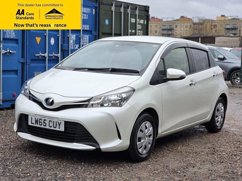 Used Toyota Yaris Multidrive S 99 HP (72 kW) 2015 White Hatchback