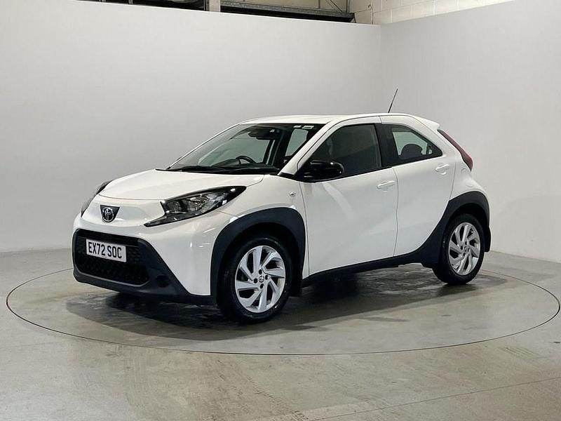 Used Toyota Aygo X PURE 72 HP (52 kW) 2022 White SUV