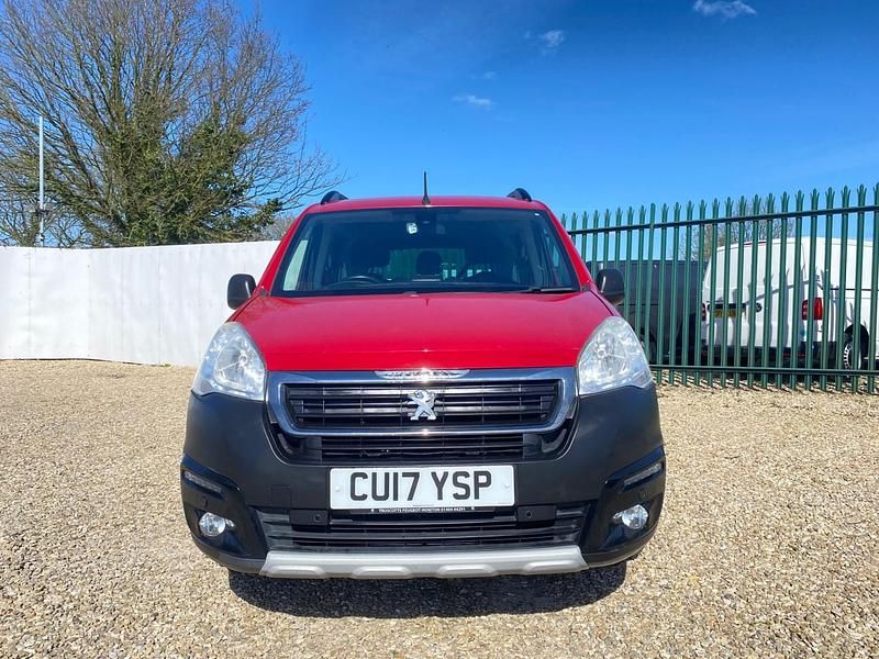 Used Peugeot TePee Outdoor 100 HP (73 kW) 2017 Red MPV
