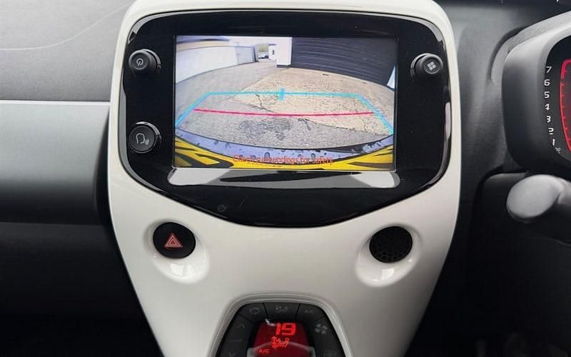 Usado Toyota Aygo Trend 72 HP (52 kW) 2019 Branco Citadino