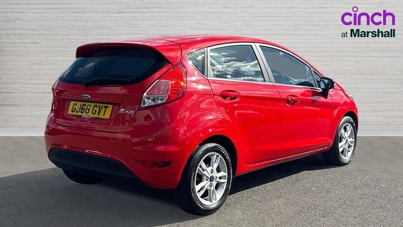 Used Ford Fiesta Zetec 82 HP (60 kW) 2016 Red