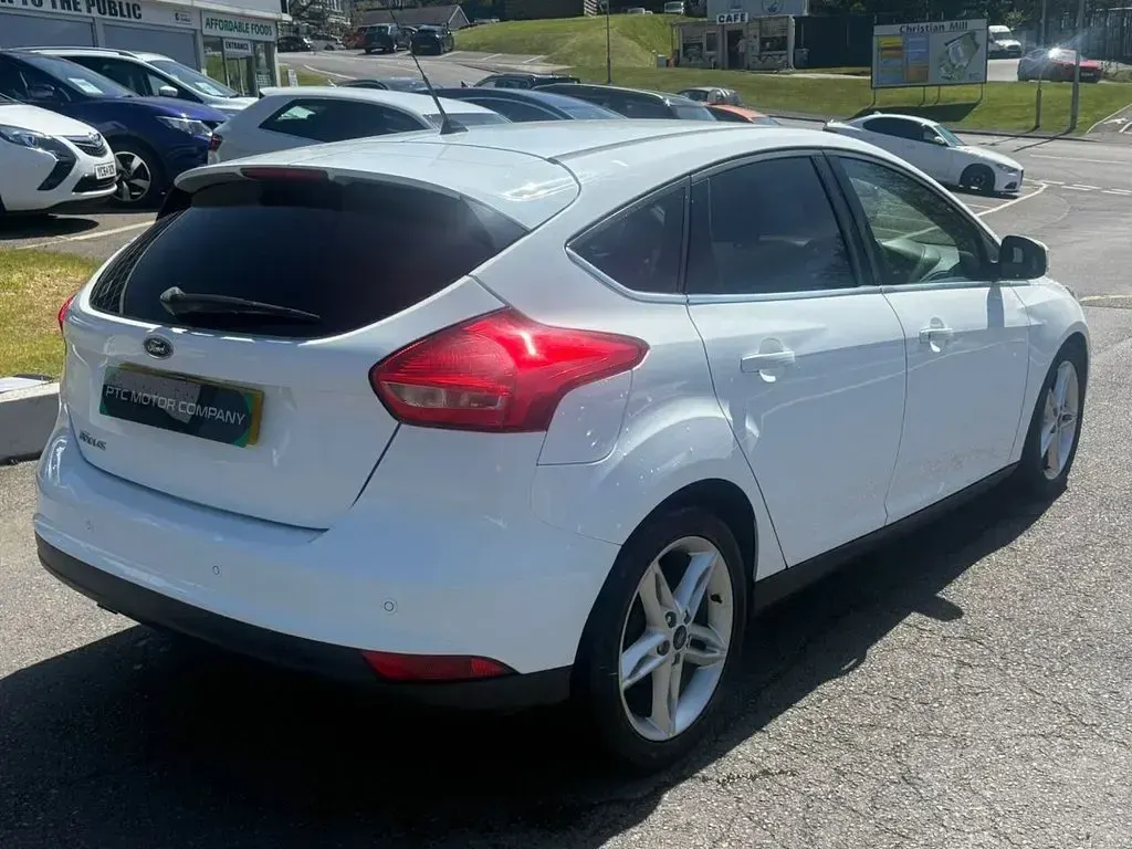 Used Ford Focus Zetec 120 HP (88 kW) 2014 White Hatchback