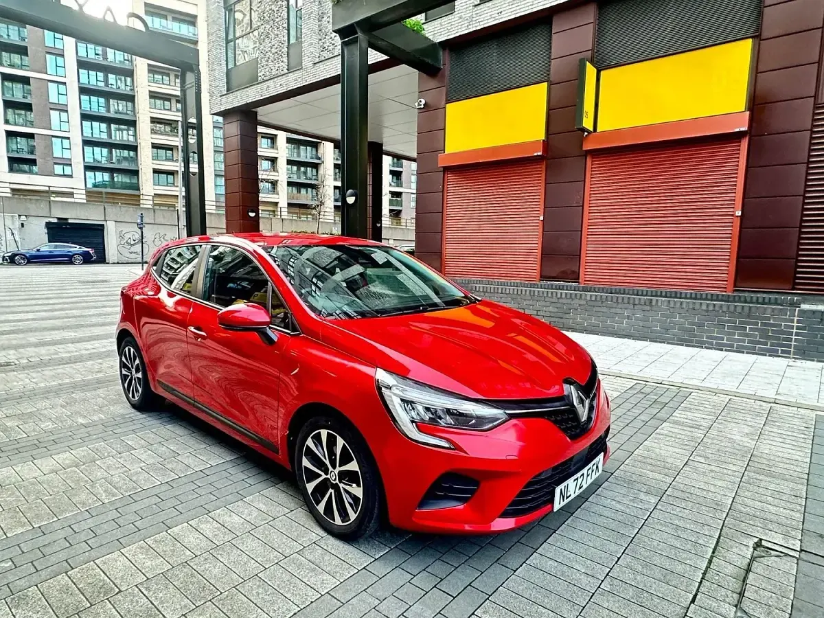 Used Renault Clio Iconic 90 HP (66 kW) 2022 Red Hatchback