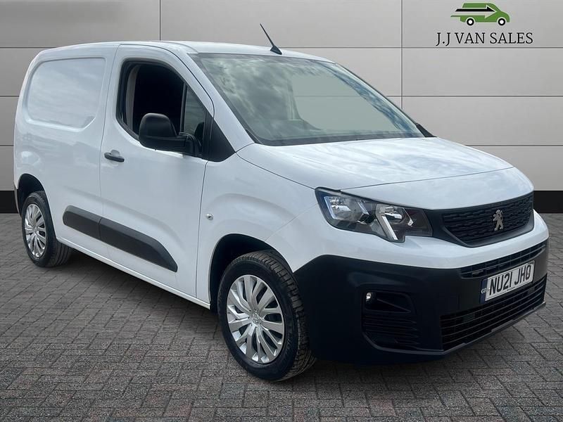 White Used 2021 Peugeot Partner MPV | £6,995 (Good price) - Image 1/4