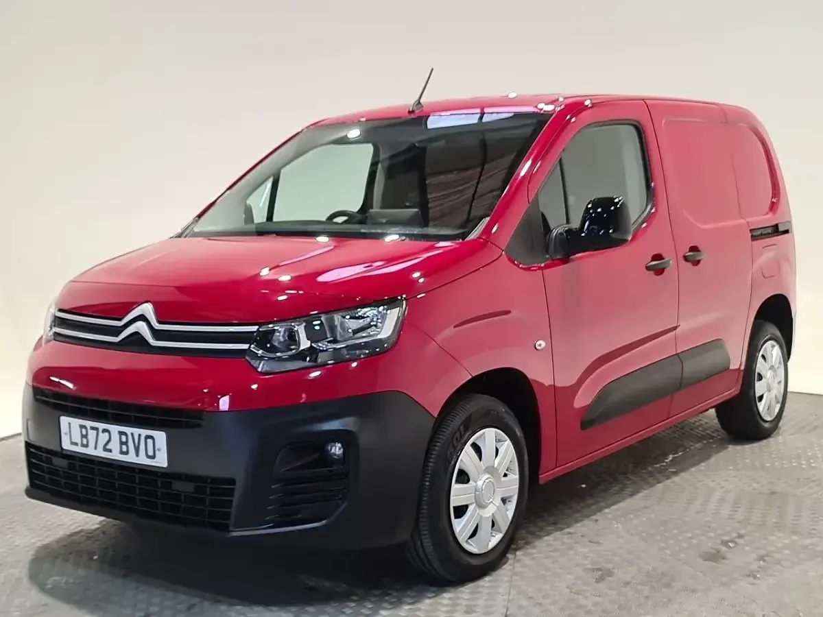 Begagnad Citroën Berlingo PureTech 110 HK (80 kW) 2023 Röd Minibuss