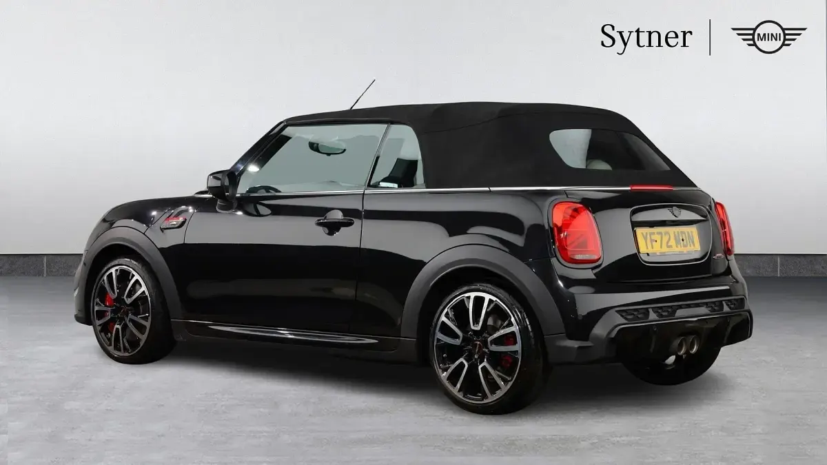 Begagnad Mini John Cooper Works 228 HK (167 kW) 2022 Svart Halvkombi
