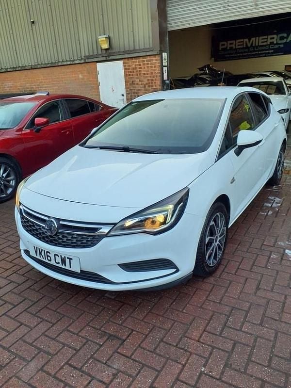 Used Vauxhall Astra Design Edition 110 HP (80 kW) 2016 White Hatchback