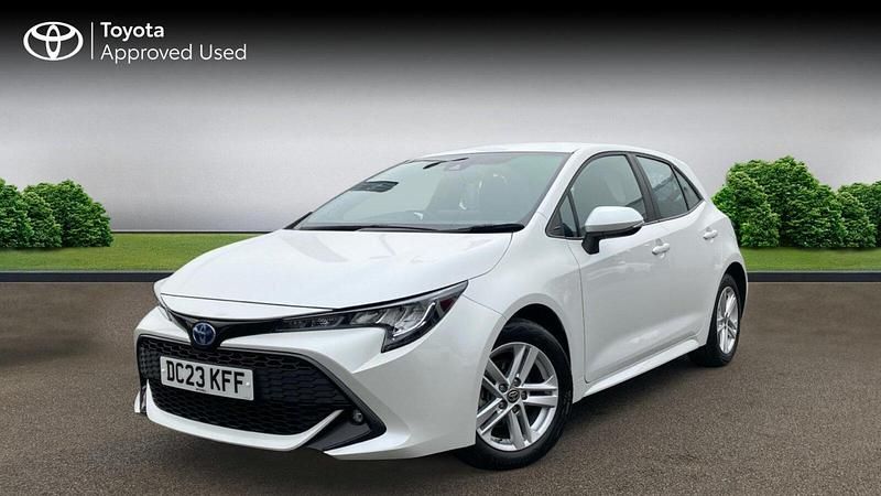 Used Toyota Corolla 122 HP (89 kW) 2022 Platinum white pearl Hatchback
