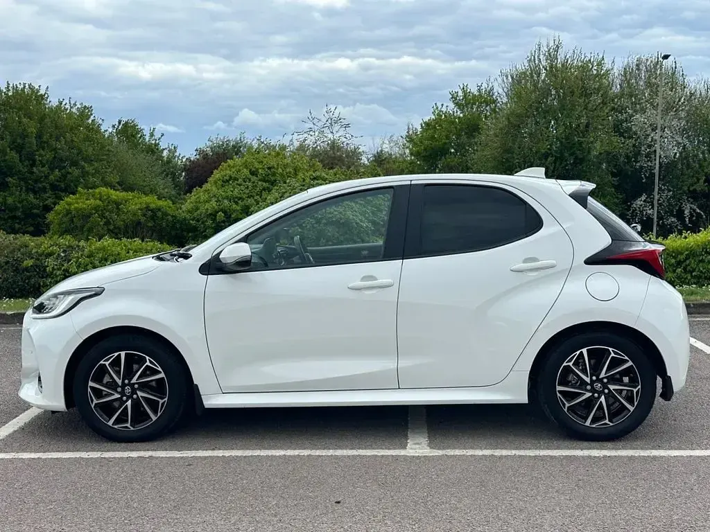 Used Toyota Yaris Hybrid Design 116 HP (85 kW) 2022 White Hatchback