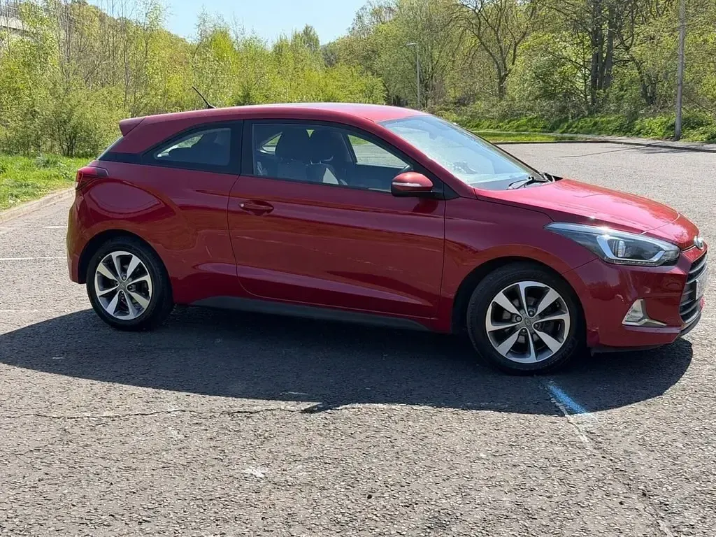 Käytetty Hyundai i20 SE 84 HP (61 kW) 2016 Punainen Coupe - kaksiovinen
