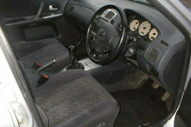 Begagnad Mazda 323 2002 Halvkombi