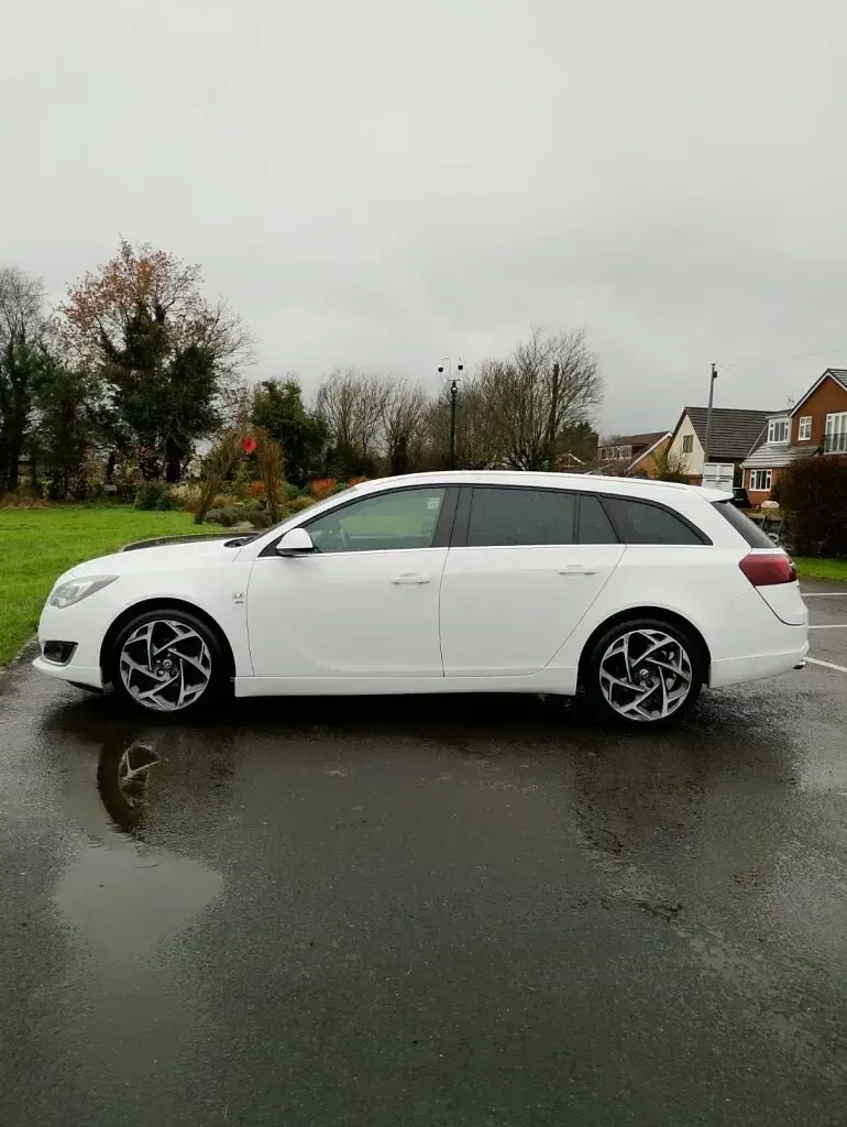 Used Vauxhall Insignia SRi 136 HP (100 kW) 2015 White Estate