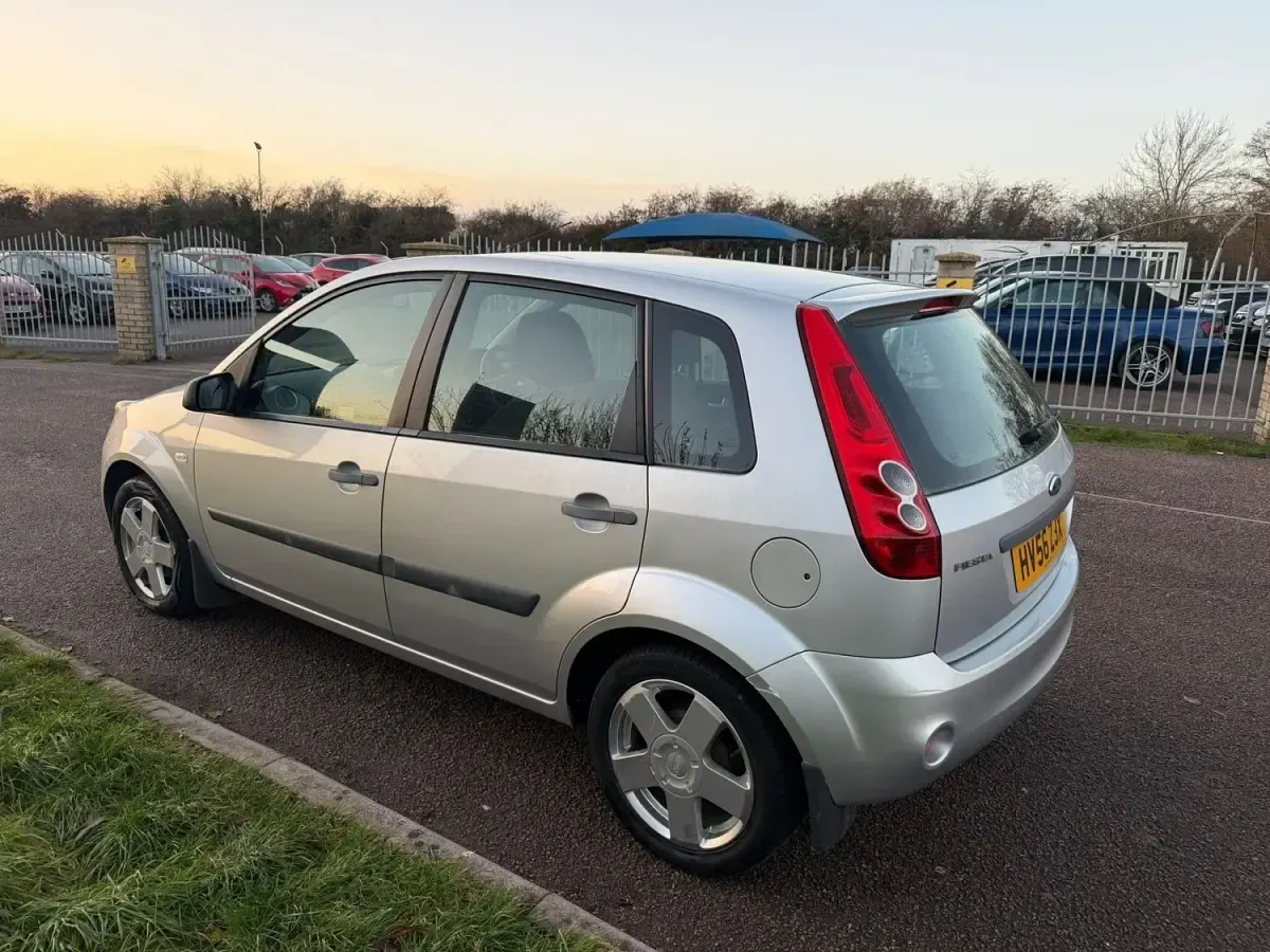 Usado Ford Fiesta Zetec 2006 Plateado Utilitario