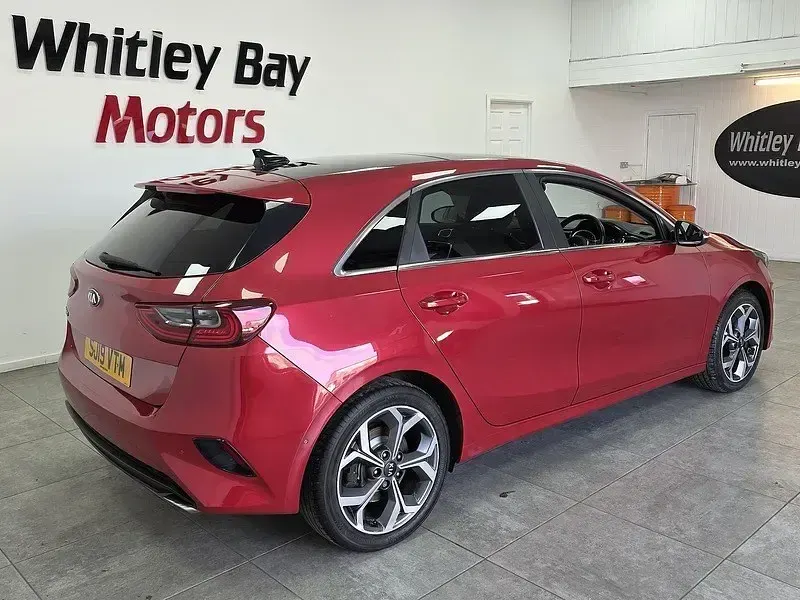 Używany Kia Ceed First Edition 140 KM (102 kW) 2019 Czerwony Hatchback