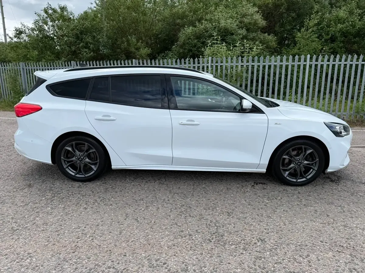 Used Ford Focus ST-Line 120 HP (88 kW) 2021 White Estate