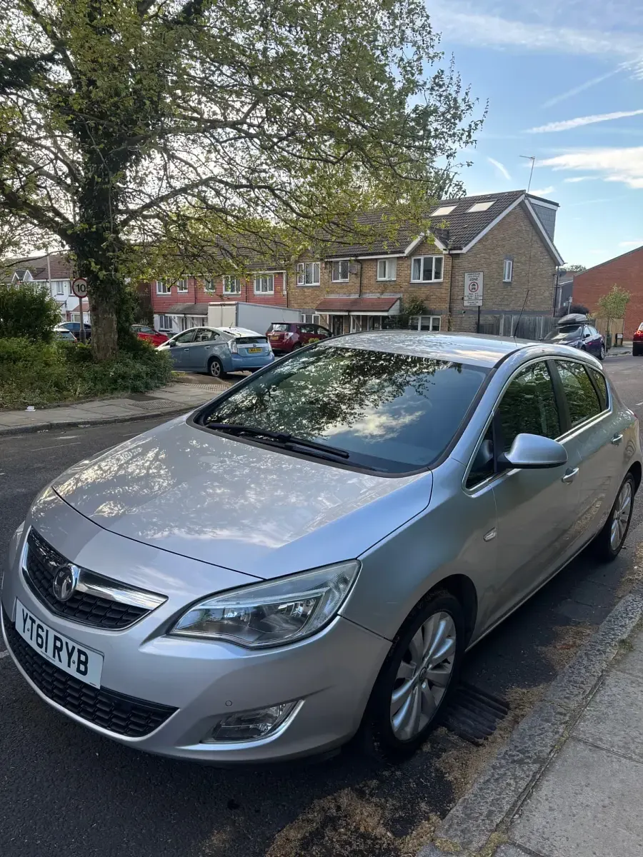 Second-hand Vauxhall Astra Elite 2011 Argintiu Hatchback
