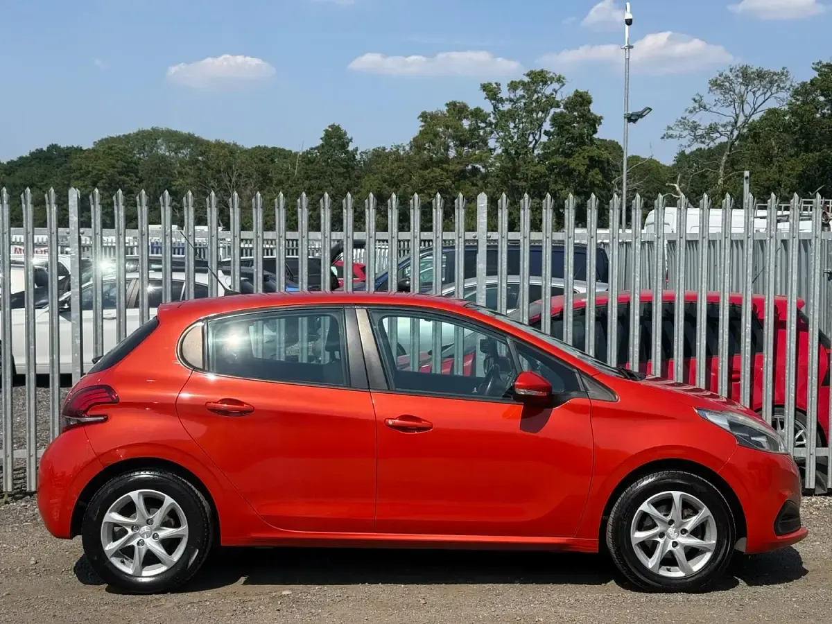 Used Peugeot 208 Active 68 HP (50 kW) 2015 Orange Hatchback