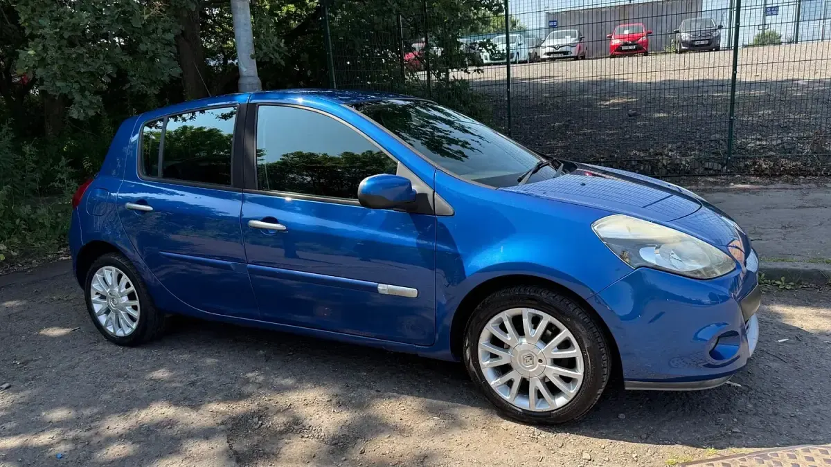 Used Renault Clio Dynamique 75 HP (55 kW) 2010 Blue Hatchback