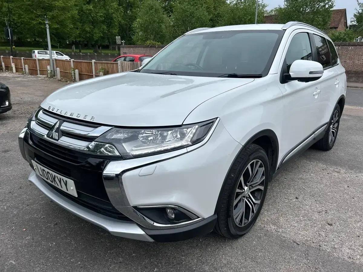 Used Mitsubishi Outlander 150 HP (110 kW) 2018 White SUV