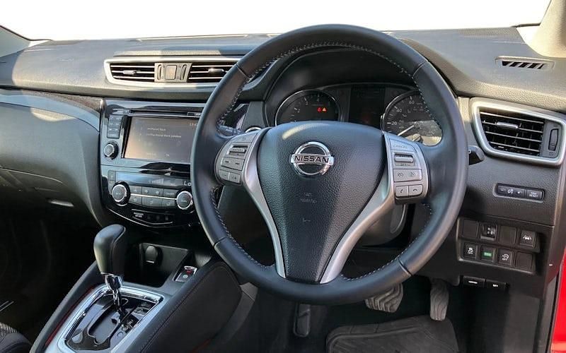 Used Nissan Qashqai N-Connecta 116 HP (85 kW) 2016 Red SUV