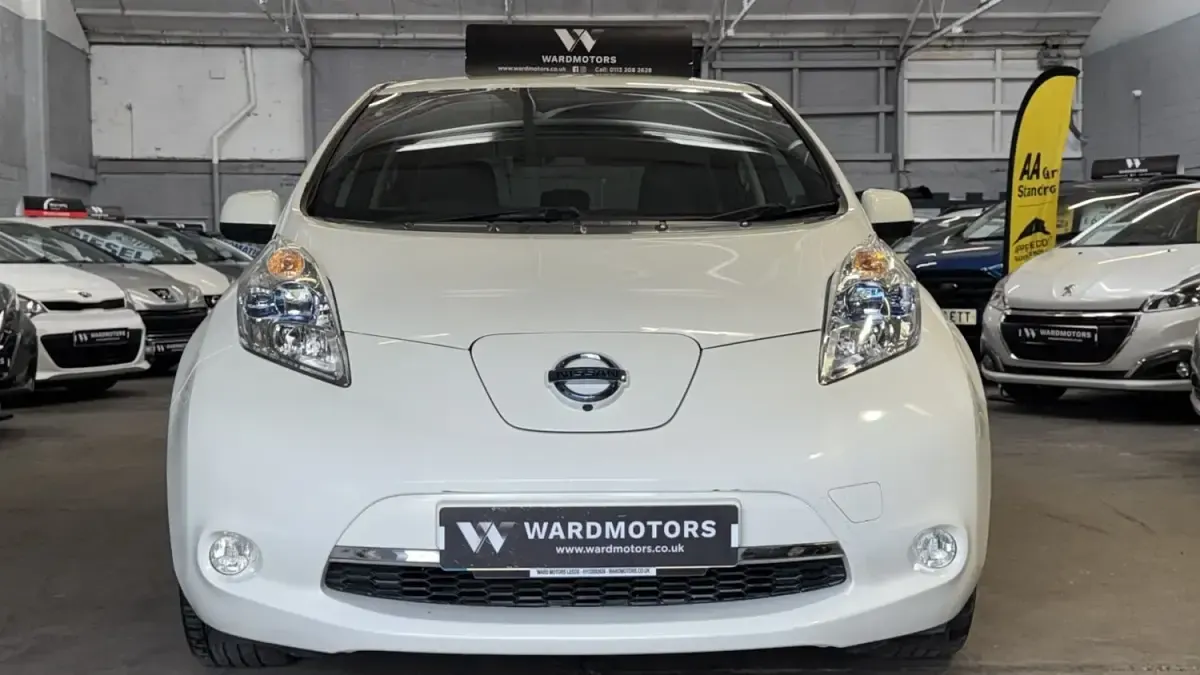 Gebraucht Nissan Leaf Tekna 80 kW (109 PS) 2015 Weiß Kleinwagen