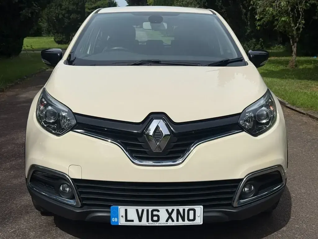 Used Renault Captur Dynamique 90 HP (66 kW) 2016 White SUV