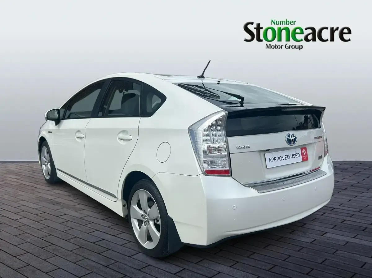 Used Toyota Prius 2011 White Hatchback