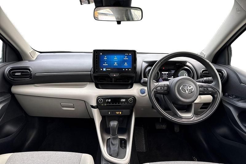 Used Toyota Yaris Hybrid 116 HP (85 kW) 2022 White Hatchback