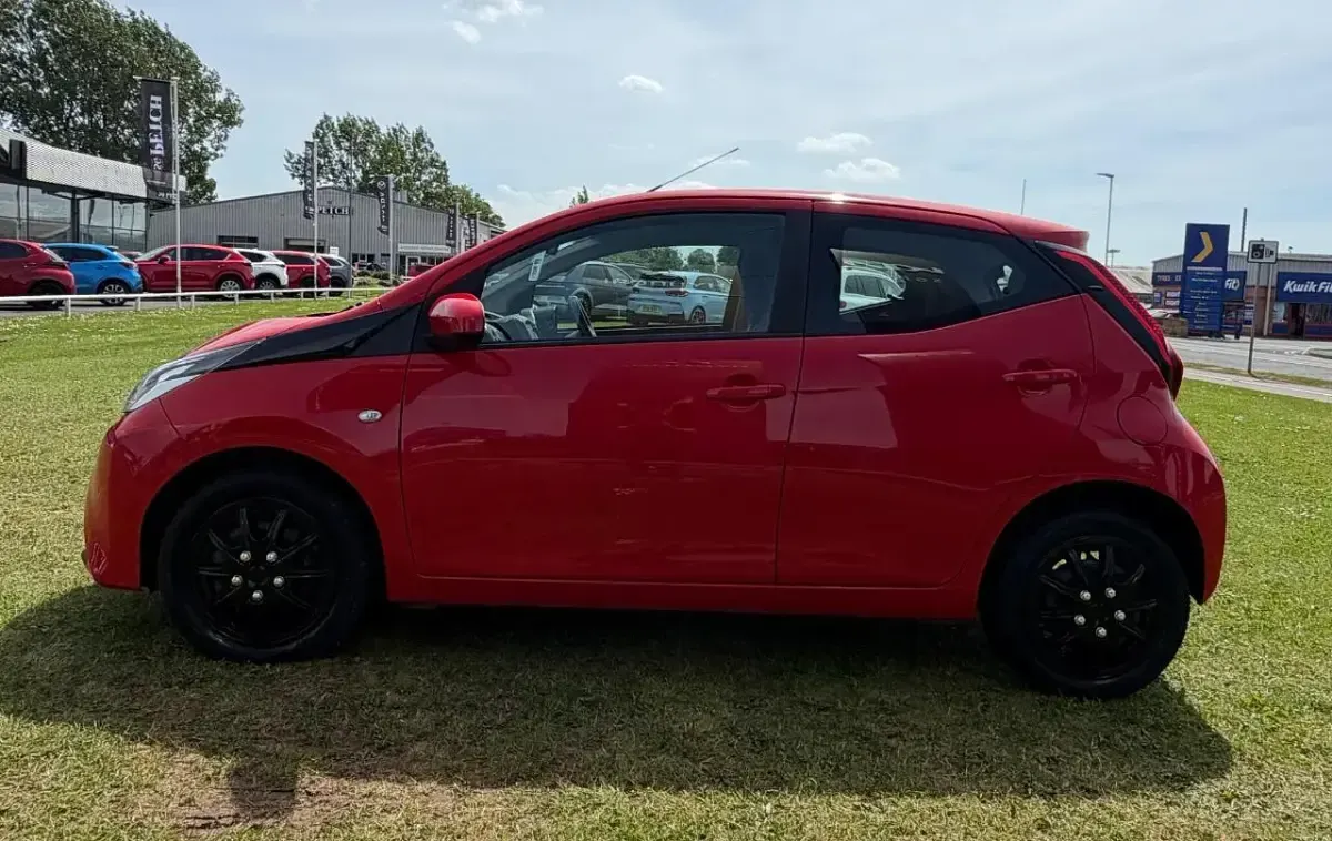 Gebraucht Toyota Aygo X-play 70 PS (51 kW) 2019 Rot Kleinwagen