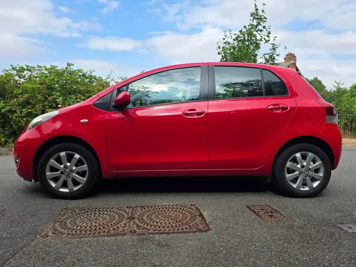 Used Toyota Yaris 69 HP (50 kW) 2011 Red Hatchback