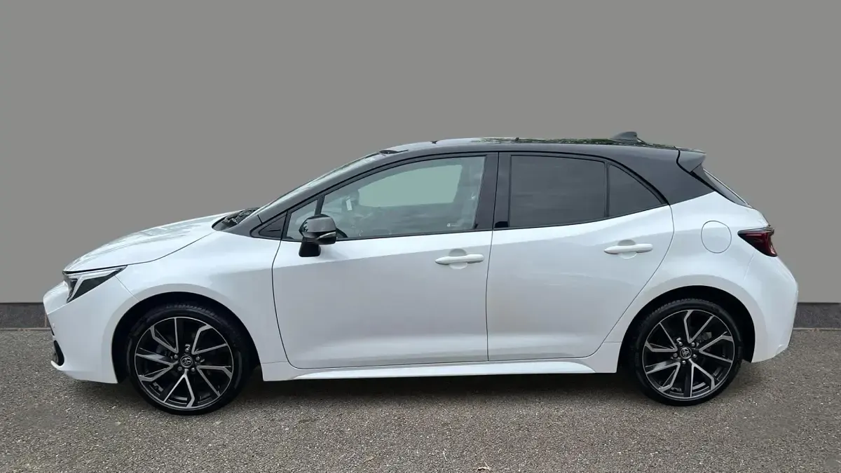 Used Toyota Corolla 196 HP (144 kW) 2023 White/black Hatchback
