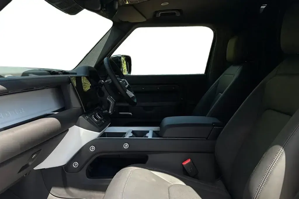 New Land Rover Defender HSE Dynamic 350 HP (257 kW) 2026 Green SUV