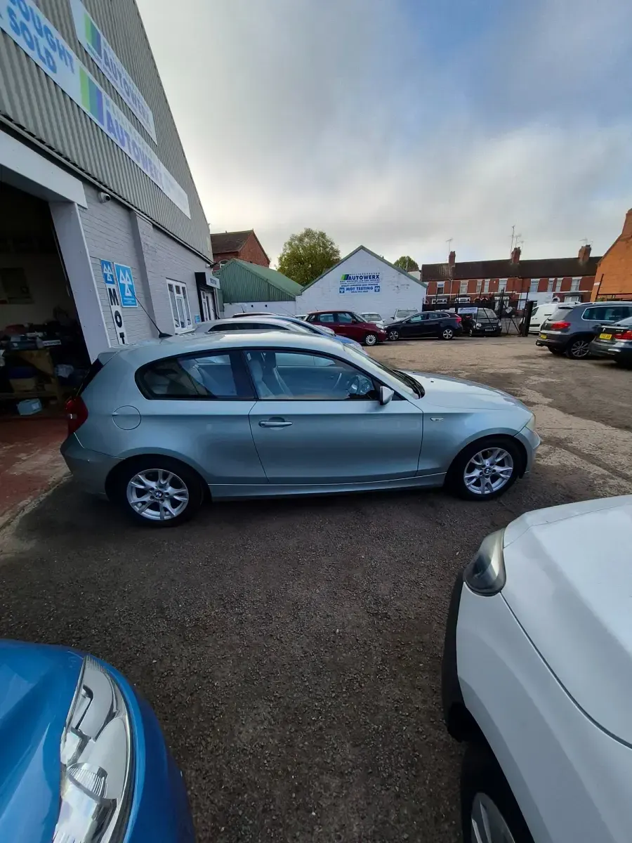 Begagnad BMW 120 2007 Grön Halvkombi