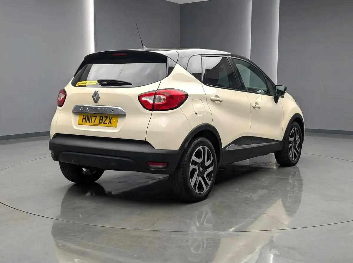 Used Renault Captur Dynamique 90 HP (66 kW) 2017 White SUV