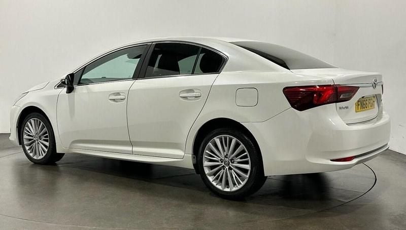 Used Toyota Avensis 143 HP (105 kW) 2016 White Sedan