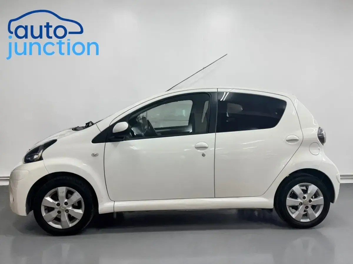 Begagnad Toyota Aygo 68 HK (50 kW) 2012 Vit Halvkombi