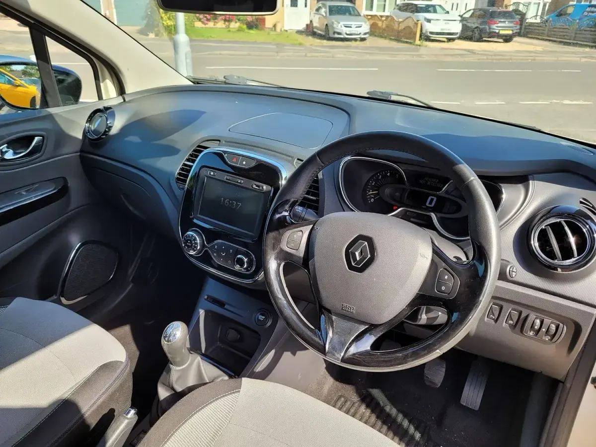 Used Renault Captur Dynamique 90 HP (66 kW) 2014 Cream/black SUV