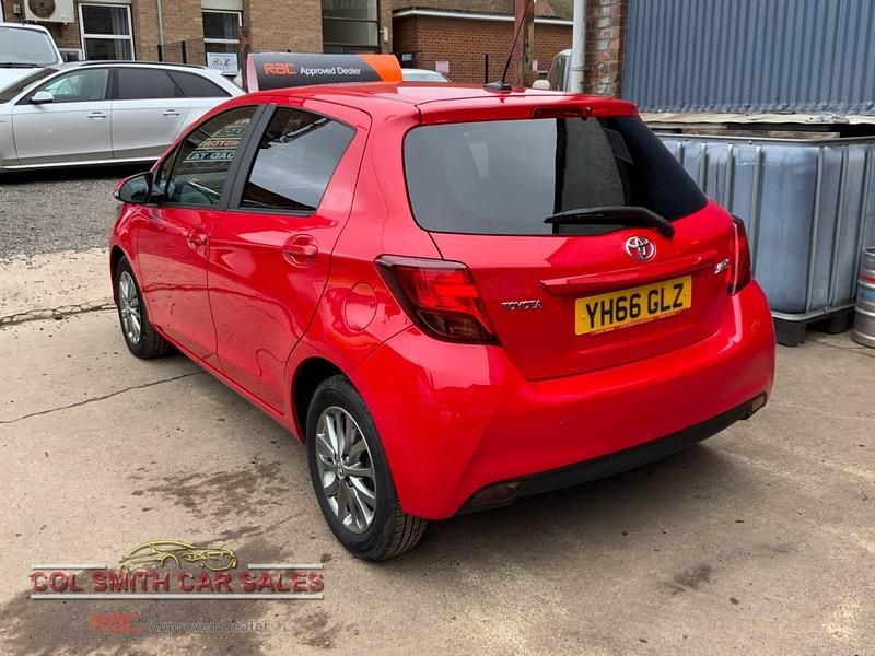 Used Toyota Yaris 99 HP (72 kW) 2016 Red Hatchback