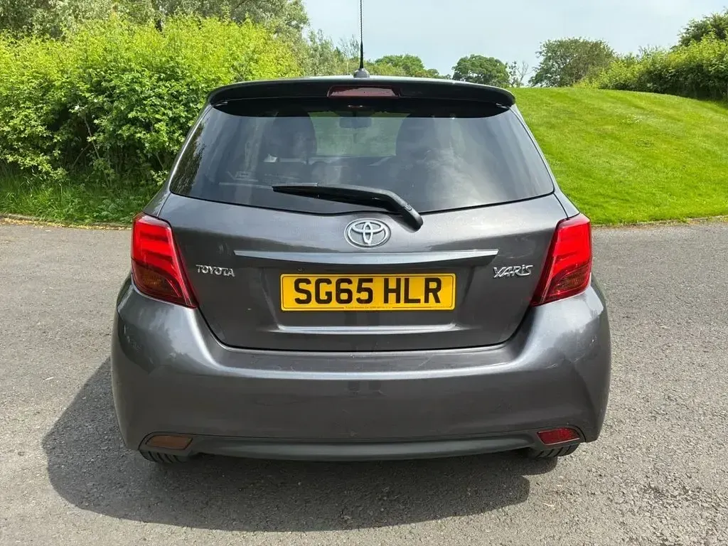 Used Toyota Yaris Sport 99 HP (72 kW) 2015 Grey Hatchback