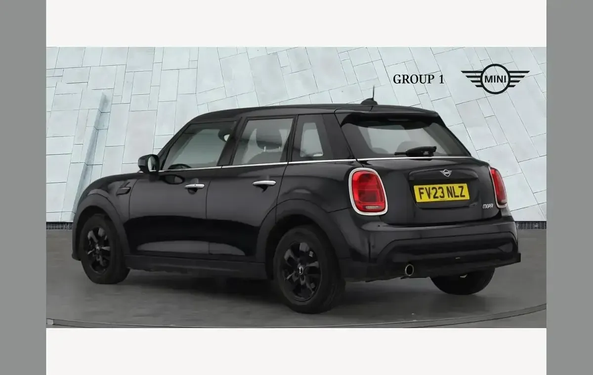 Usado Mini Cooper Classic 136 HP (100 kW) 2023 Preto Citadino