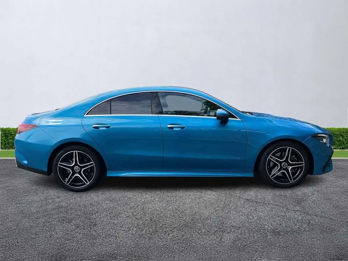 Usado Mercedes CLA200 Executive 2025 Azul Coupé