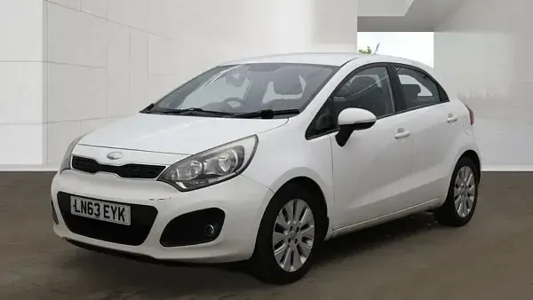 Used Kia Rio 84 HP (61 kW) 2013 White Hatchback