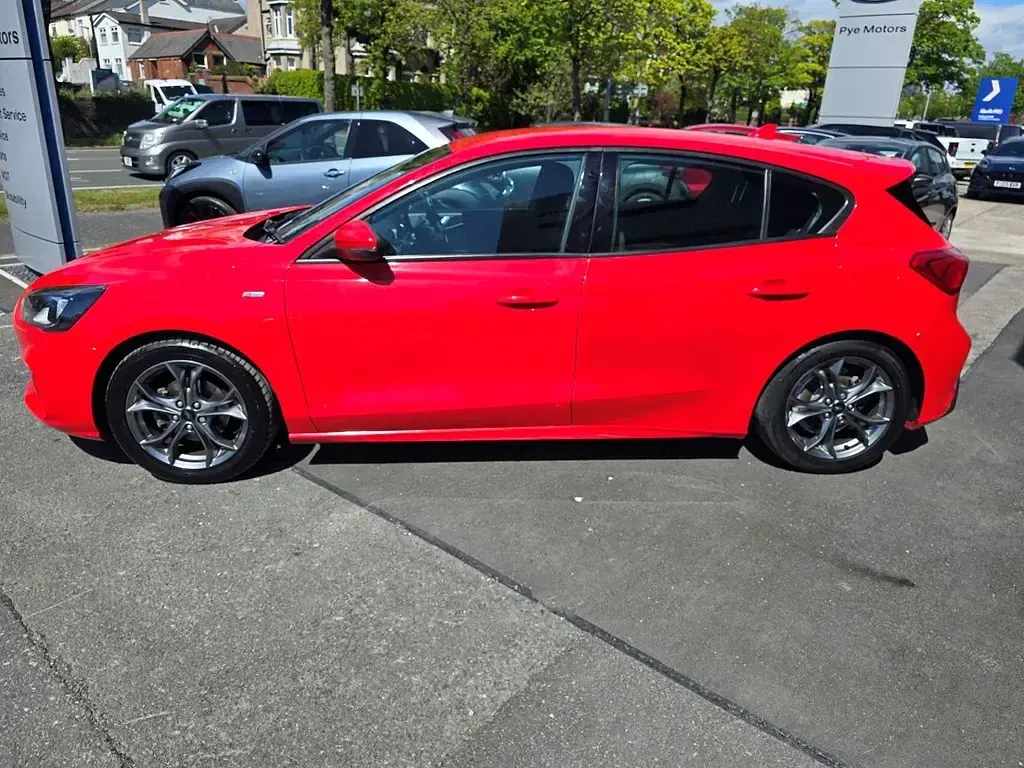 Begagnad Ford Focus ST-Line 2019 Röd Halvkombi