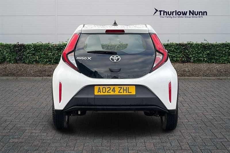 Used Toyota Aygo X PURE 72 HP (52 kW) 2024 White SUV