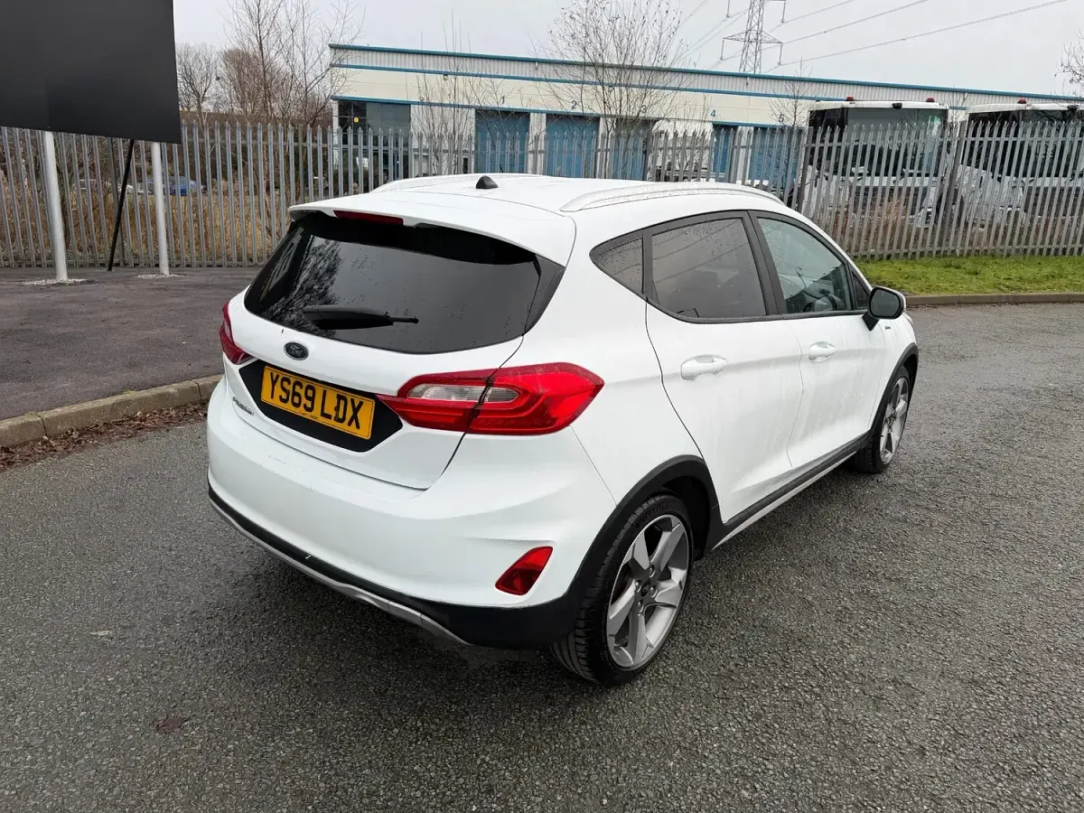 Używany Ford Fiesta Active 100 KM (73 kW) 2019 Biały Hatchback