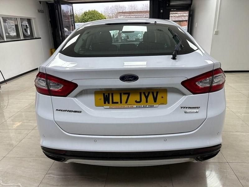 Usado Ford Mondeo Titanium 240 HP (176 kW) 2017 Branco Citadino